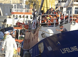 Migranti, Malta accoglie e sequestra la Lifeline: niente più sbarchi in Sicilia per le Ong