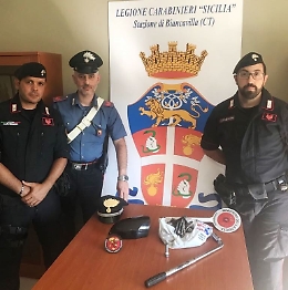 Biancavilla, la truffa dello specchietto finisce male: arrestati