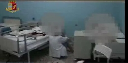 Casa riposo lager a Vittoria, anziane abbandonate e lasciate chiuse in stanza: arrestato titolare