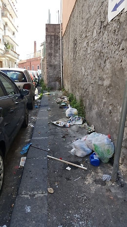 Catania, spazzatura permanente in centro
