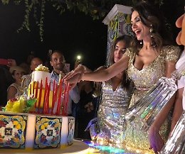#Mizzica50, Maria Grazia Cucinotta "Cenerentola tutta d'oro" alla festa del suo compleanno