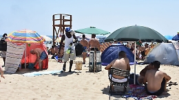 Catania, palpeggiano due ragazzine in una spiaggia: arrestati tre indiani