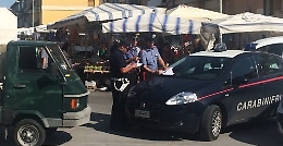 Vestiti, accessori e alimenti nel mercato abusivo e del falso a Siracusa