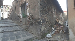 Motta Sant'Anastasia: rifiuti a ridosso del maniero