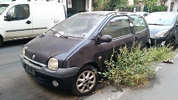 Catania, via Macherione: auto abbandonata da anni