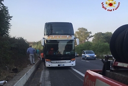 Paura lungo la A18, bus pieno di turisti prende fuoco