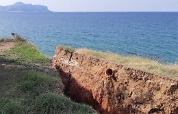 Ficarazzi, crollano massi sopra spiaggia dei «Crastonelli»: allarme lanciato da bagnanti