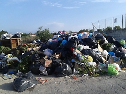 Vaccarizzo , via Occhiobello: la stagione è finita ma la spazzatura rimane