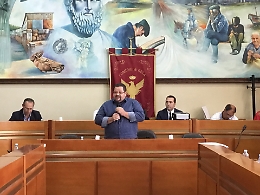 Gela, malore del sindaco durante il dibattito per la sfiducia: arriva l'ambulanza