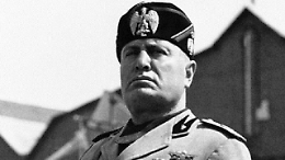"Non è apologia del fascismo" Foto Mussolini torna su parete bar
