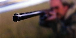 La rissa dopo l’incidente, colpi di fucile contro un giovane