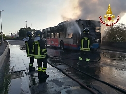 Catania, incendio in autobus Amt vicino Faro Biscari: strada chiusa
