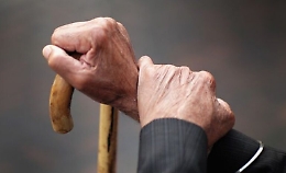 Catania, il calvario di una famiglia: padre e marito padrone per 45 anni ha maltrattato la moglie e due figli