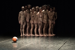 Sul palcoscenico del Biondo gli attori nudi e crudi