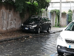 Catania: auto in sosta sul marciapiede in Via Morosoli