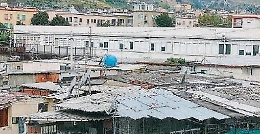 Messina, pezzo di intonaco cade da soffitto baracca e sfiora due bambini