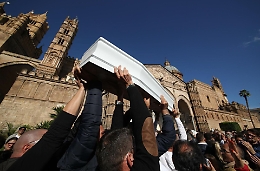 L'ultimo saluto di Palermo alle vittime di Casteldaccia: foto