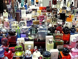 Catania, svaligiano deposito di profumi: in 6 circondati e arrestati