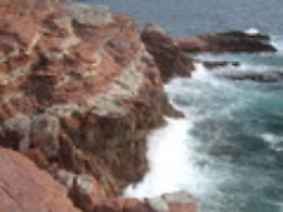 Onde trascinano in mare un 17enne
che stava pescando: recuperato morto