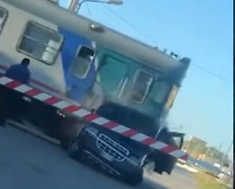 Marsala: resta col furgone nel passaggio a livello, ma arriva il treno