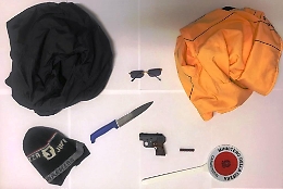 Indossa un cappello con la scritta "Forza Juve" e rapina panetteria