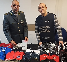 Marocchino sbarca all'aeroporto di Catania con un carico di merci contraffatte