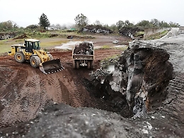 Sull'Etna cava abusiva di basalto con mezzi all'opera: sigilli del Noe