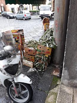 Pedara, Corso Ara di Giove: scarti di ortaggi in bella mostra