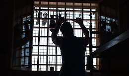 Al collasso il carcere di Bicocca, i sindacati: «Basta prelievi di agenti»