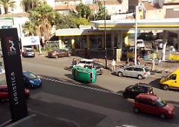 Catania, incidente in viale Veneto: auto si ribalta al centro della carreggiata