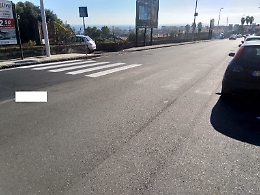 Catania: in via Nizzeti si attraversa in sicurezza solo a metà!