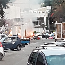 Palermo: Via Barone cumuli di spazzatura dati a fuoco rendono l'aria irrespirabile
