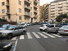 Catania, Via Teramo: caos di auto parcheggiate sui marciapiedi e in doppia fila