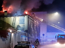 Catania, incendio distrugge abitazione in via Merlino