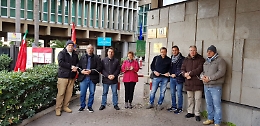Catania, gli ex lavoratori Myrmex  si "legano" davanti il palazzo della Regione