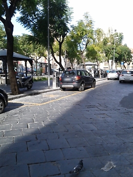 Catania, Piazza Cavour: posteggi riservati alla ricarica delle auto elettriche utilizzati arbitrariamente