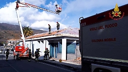 Sisma S. Stefano, pompieri-acrobati all'opera per salvaguardare edific