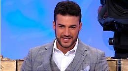 Ad "Uomini e Donne" trappola del tronista Lorenzo Riccardi: convoca Giulia e Claudia e finge scelta. Scoppia finimondo!