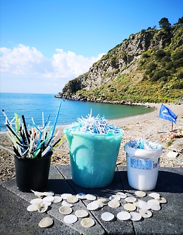 Milazzo: oltre 10.000, tra cotton fioc e tappi di plastica, ritrovati sulla spiaggia dai volontari di Marevivo