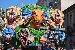 Carnevale di Acireale, le foto più belle dei carri in concorso e della giornata inaugurale: ed è solo l'inizio