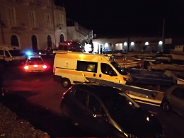 Auto travolta da onde a S. M. la Scala: l'attesa sul molo per i tre dispersi