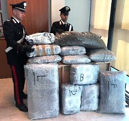 Sbarca dal traghetto con 90 kg di marijuana nel cofano: arrestato catanese