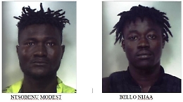 Due camerunensi ospiti del Cara arrestati per rapina a somalo