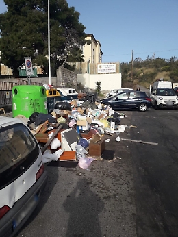Catania: cumuli di rifiuti davanti la scuola materna "Le Ginestre"