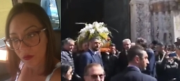 Femminicidio, ai funerali di Alessandra la folla grida: «Ergastolo, ergastolo!»