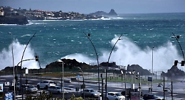 Vento flagella la Sicilia: dalle case volano tegole, antenne e verande
