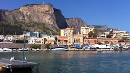 Gru finisce in mare e trascina due
ragazzini: uno di loro era rimasto incastrato