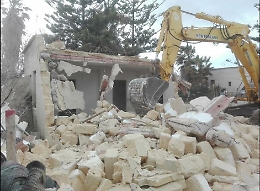 Petrosino, demolita la villetta al mare costruita senza licenza edilizia