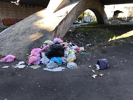 Cartoline da Catania: "Ciao qui tutto bene, la solita schifezza"