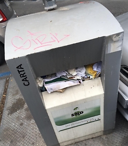 Catania, contenitori interrati non svuotati.